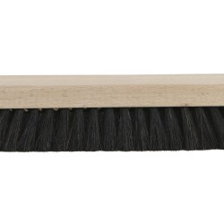 Schoenborstel uitwrijven zwart haar